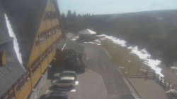 Parkoviště a hlavní vchod