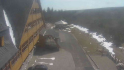 Parkoviště a hlavní vchod