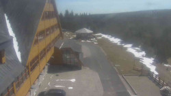 Parkoviště a hlavní vchod