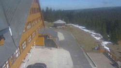 Parkoviště a hlavní vchod