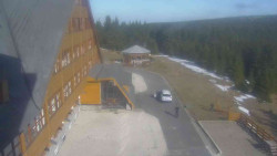 Parkoviště a hlavní vchod