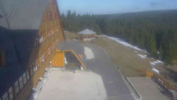 Parkoviště a hlavní vchod