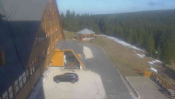 Parkoviště a hlavní vchod