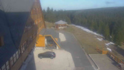 Parkoviště a hlavní vchod