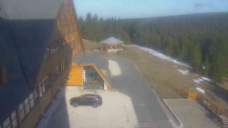 Parkoviště a hlavní vchod