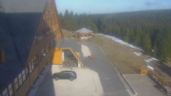 Parkoviště a hlavní vchod