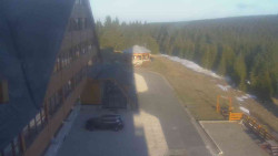 Parkoviště a hlavní vchod