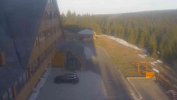 Parkoviště a hlavní vchod