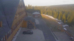 Parkoviště a hlavní vchod