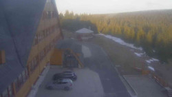 Parkoviště a hlavní vchod