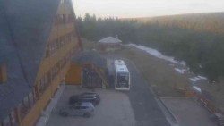 Parkoviště a hlavní vchod