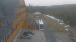 Parkoviště a hlavní vchod