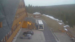 Parkoviště a hlavní vchod