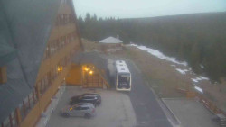 Parkoviště a hlavní vchod