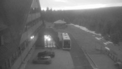 Parkoviště a hlavní vchod