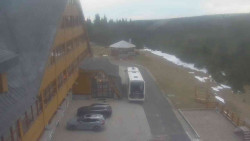 Parkoviště a hlavní vchod