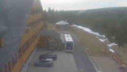 Parkoviště a hlavní vchod