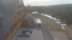 Parkoviště a hlavní vchod