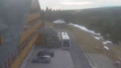 Parkoviště a hlavní vchod