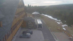 Parkoviště a hlavní vchod