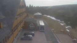 Parkoviště a hlavní vchod