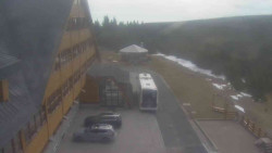 Parkoviště a hlavní vchod