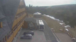 Parkoviště a hlavní vchod