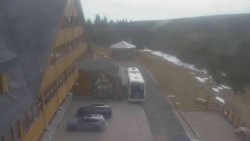 Parkoviště a hlavní vchod