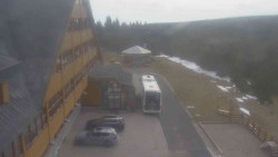 Parkoviště a hlavní vchod