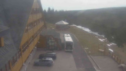 Parkoviště a hlavní vchod