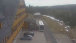 Parkoviště a hlavní vchod