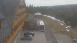 Parkoviště a hlavní vchod