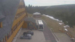 Parkoviště a hlavní vchod