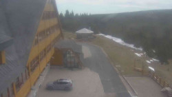 Parkoviště a hlavní vchod