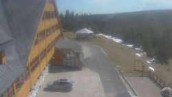 Parkoviště a hlavní vchod