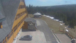 Parkoviště a hlavní vchod