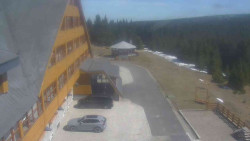 Parkoviště a hlavní vchod