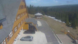 Parkoviště a hlavní vchod