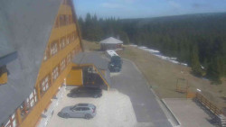 Parkoviště a hlavní vchod