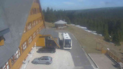 Parkoviště a hlavní vchod