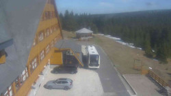 Parkoviště a hlavní vchod