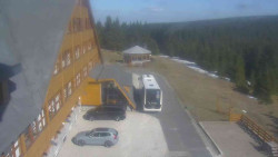 Parkoviště a hlavní vchod