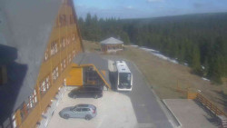 Parkoviště a hlavní vchod