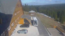 Parkoviště a hlavní vchod