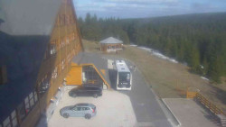 Parkoviště a hlavní vchod