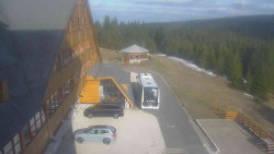 Parkoviště a hlavní vchod