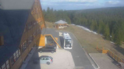 Parkoviště a hlavní vchod