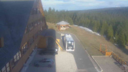 Parkoviště a hlavní vchod