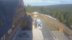 Parkoviště a hlavní vchod