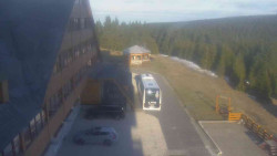 Parkoviště a hlavní vchod